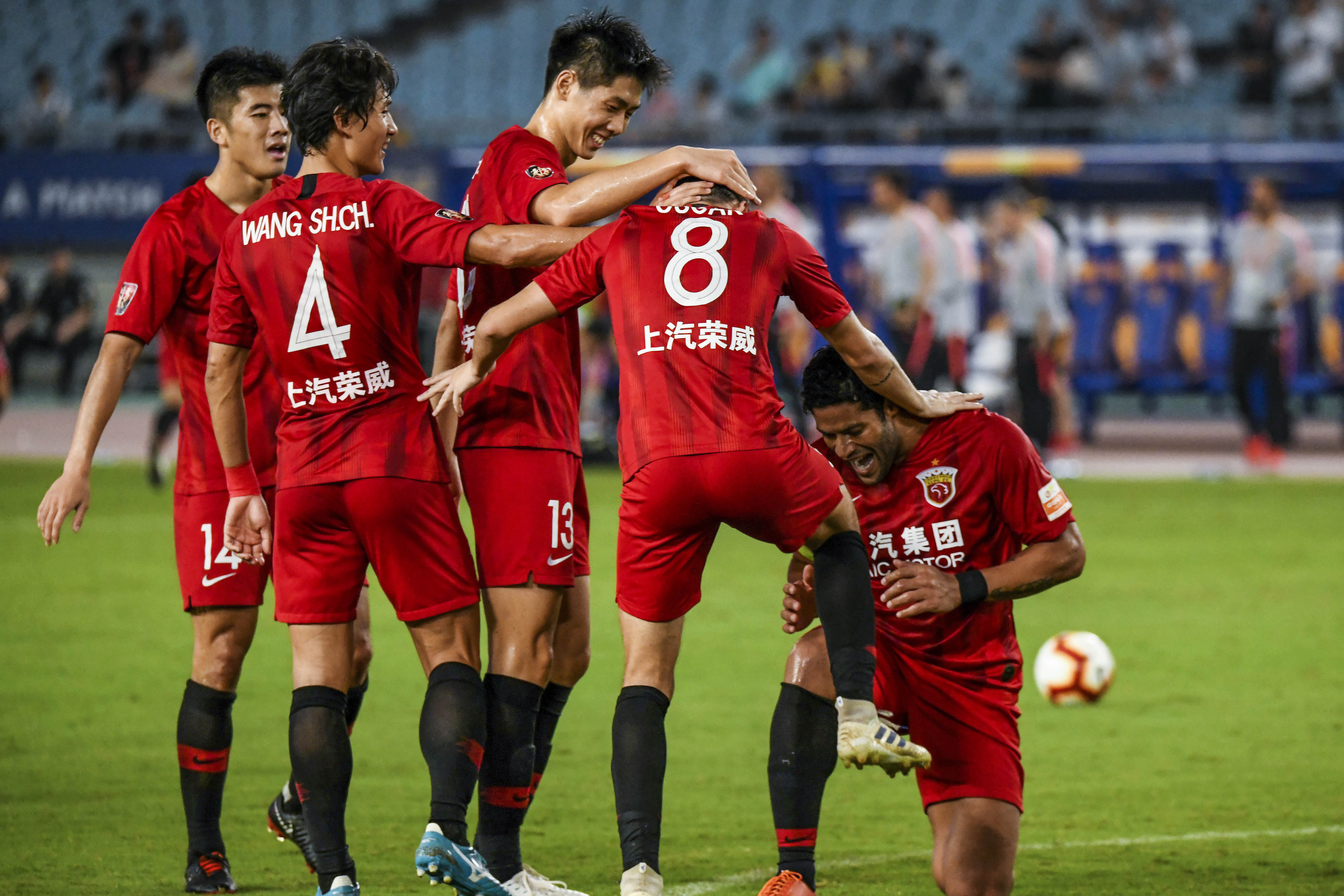 关于上海上港客场大胜大连一方，继续保持榜首的信息